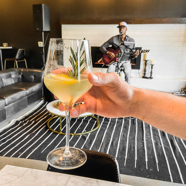 cocktail with live music